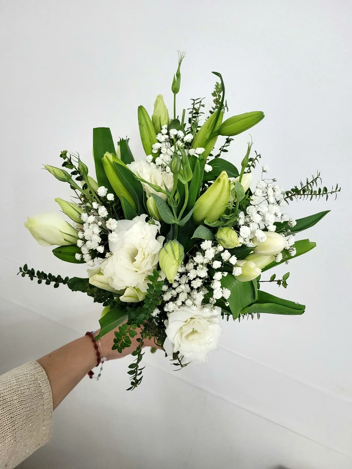 Ramo con lilium, lisianthus y rosas en tonos blancos